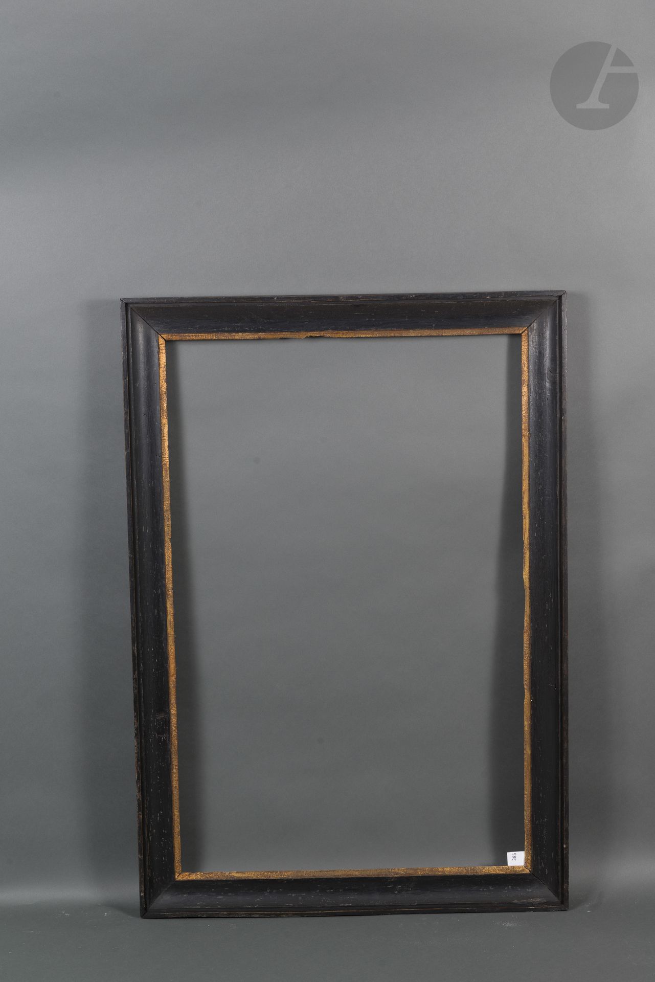 Throat in molded and blackened wood, gilded to the sight. Spain, 18th century (modified in its dimensions and accidents to the view).
63,1 x 97,7 cm - Profile : 8 cm (40M)
