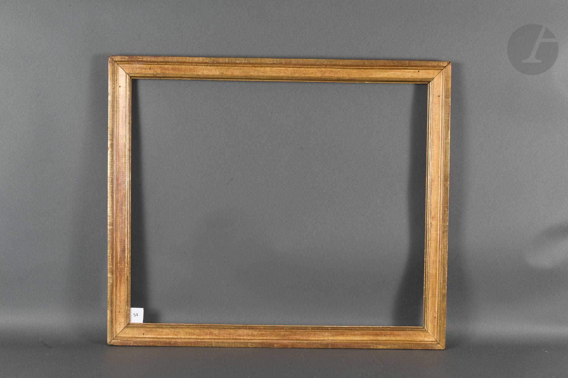 Baguette en bois mouluré et doré.
Époque Louis XVI (usures).
52 x 62,5 cm - Profil : 4,8 cm (15F)