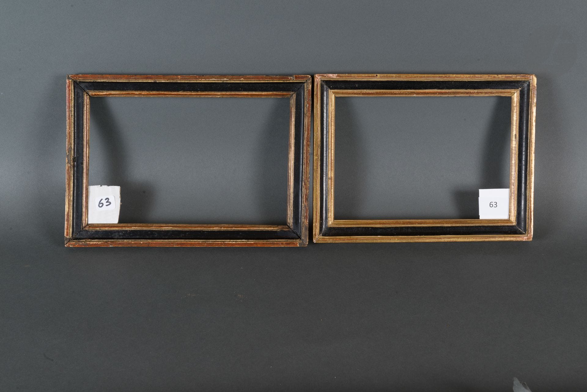 Two black and gold molded wood chopsticks. Late 18th century (accidents).
14,4 x 20,6 cm - Profile : 2,6 cm and 14,8 x 23 cm - Profile : 2,4 cm
