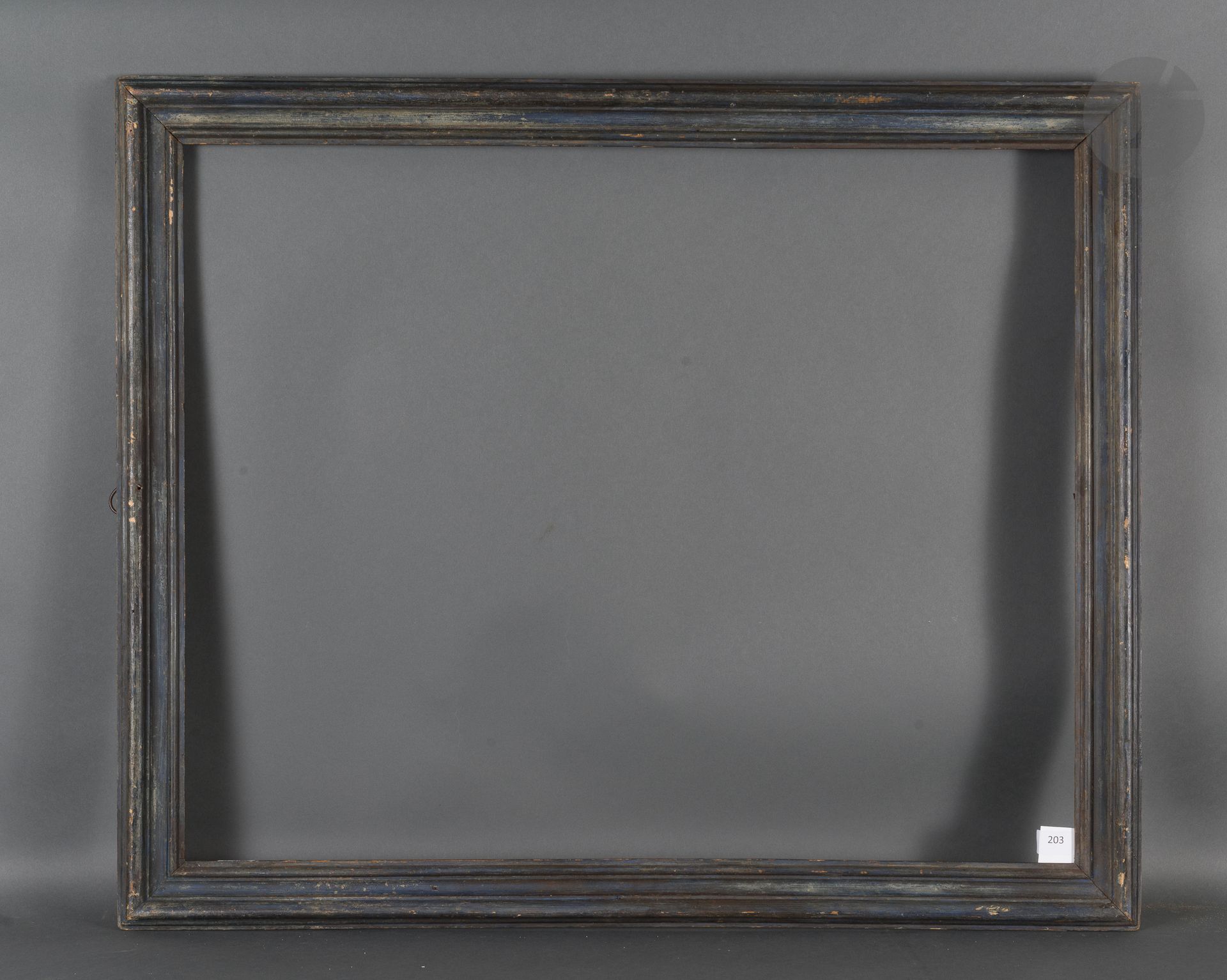 
Cadre Salvator Rosa en bois mouluré et peint en bleu.

Italie, XVIIe siècle.

63,6 x 79,3 cm - Profil : 6,1 cm (25F)
