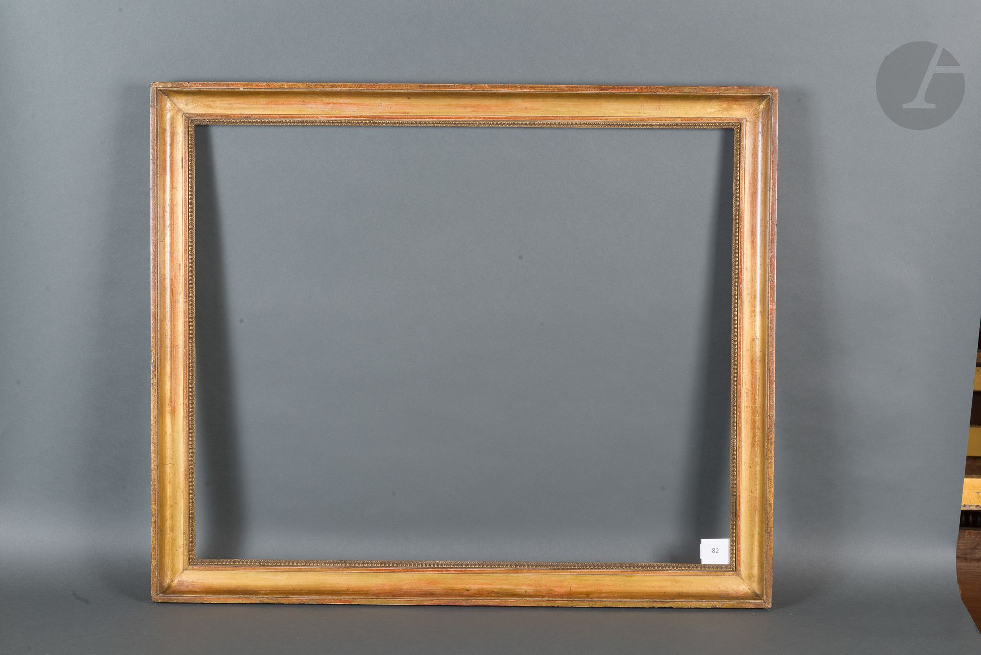 Gorge en bois mouluré et doré, rais-de-cœur en stuc à la vue. Début du XIXe siècle (usures).
58,5 x 72,3 cm - Profil : 5,5 cm (20F)
