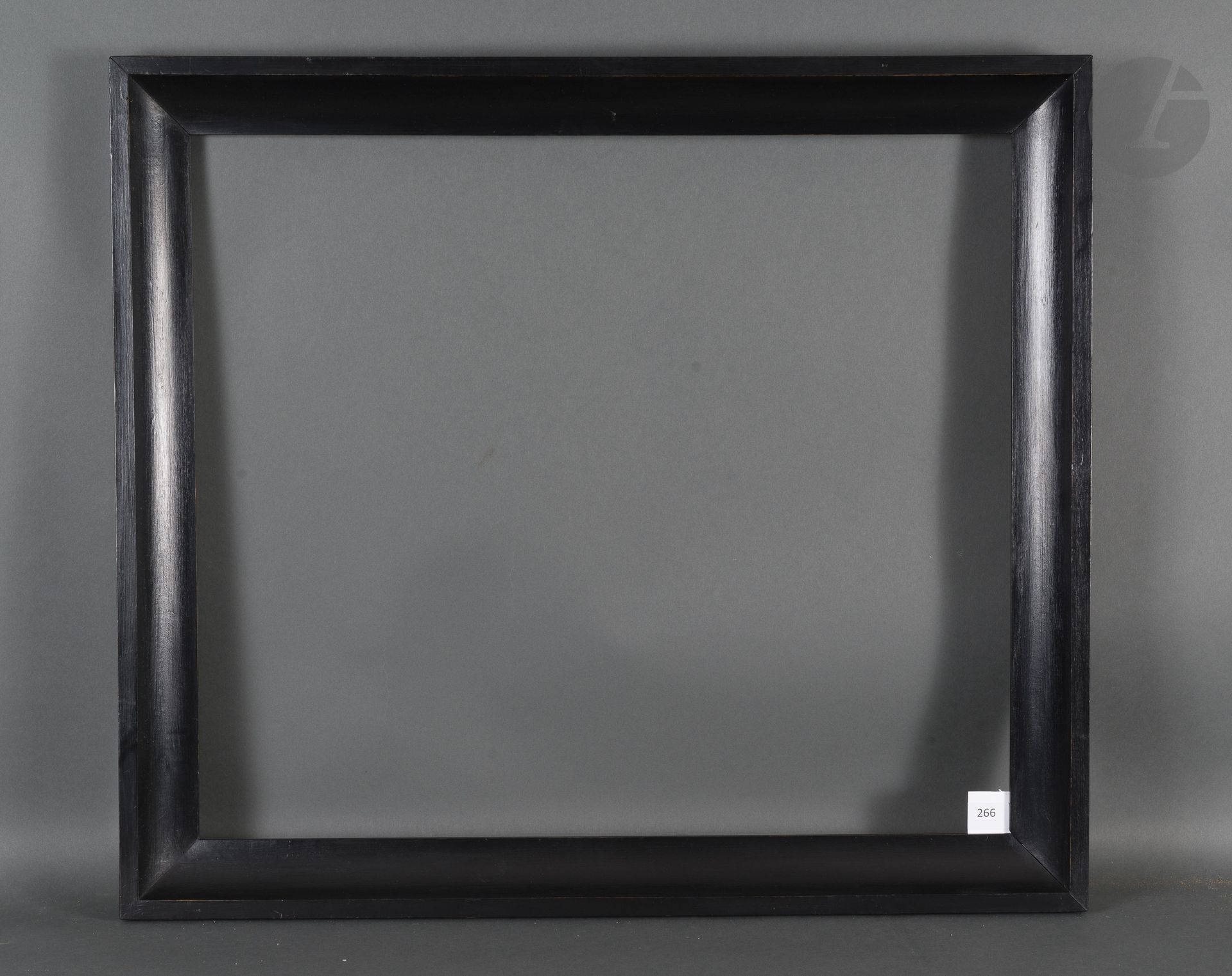 Gorge en bois mouluré et noirci.
Italie, début du XIXe siècle.
54,6 x 63,4 cm - Profil : 5,5 cm