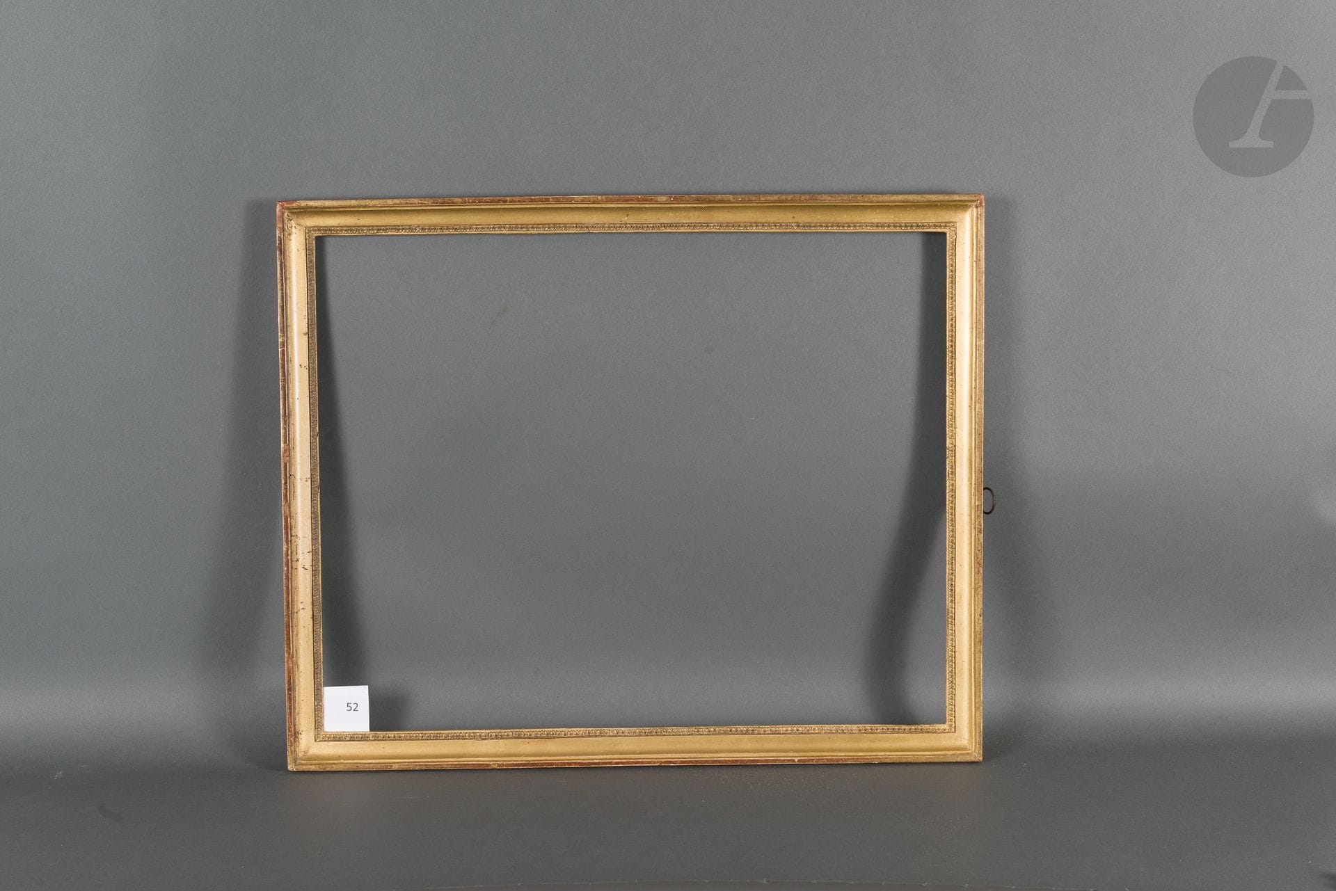 Gorge en bois mouluré et doré, rais-de-cœur en stuc à la vue. Début du XIXe siècle.
38,7 x 48,7 cm - Profil : 2,8 cm