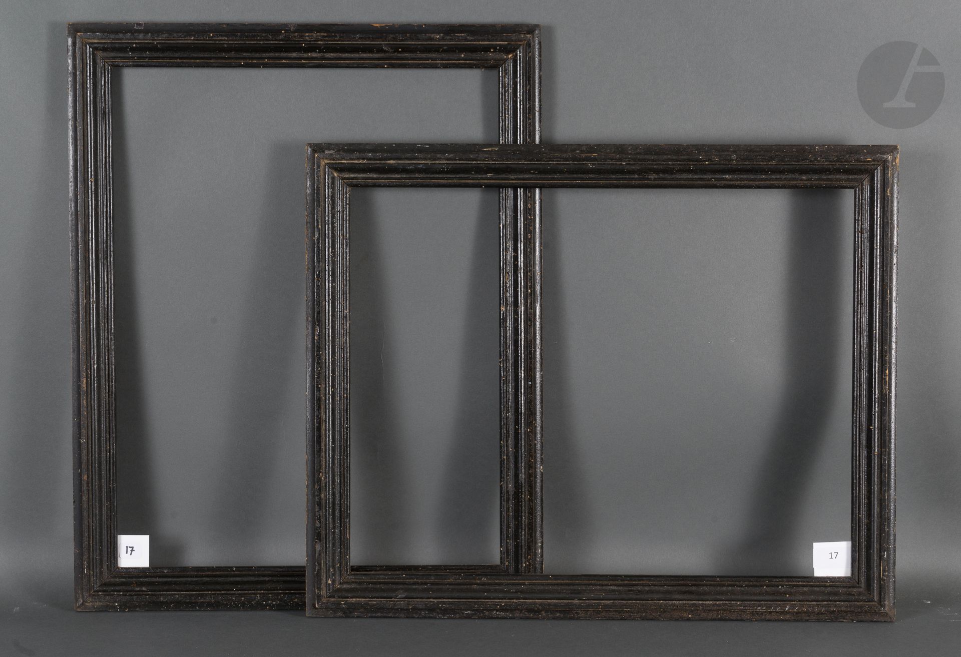 Paire de baguettes en bois mouluré et noirci. XIXe siècle (piqûres).
38,5 x 50 cm - Profil : 4,3 cm