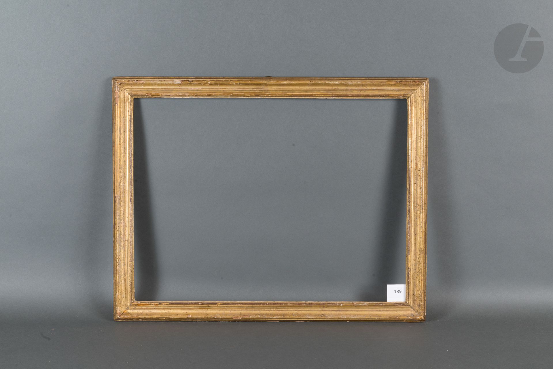 Baguette en bois mouluré et doré.
Époque Louis XV (accidents).
40,2 x 53,5 cm - Profil : 3,9 cm