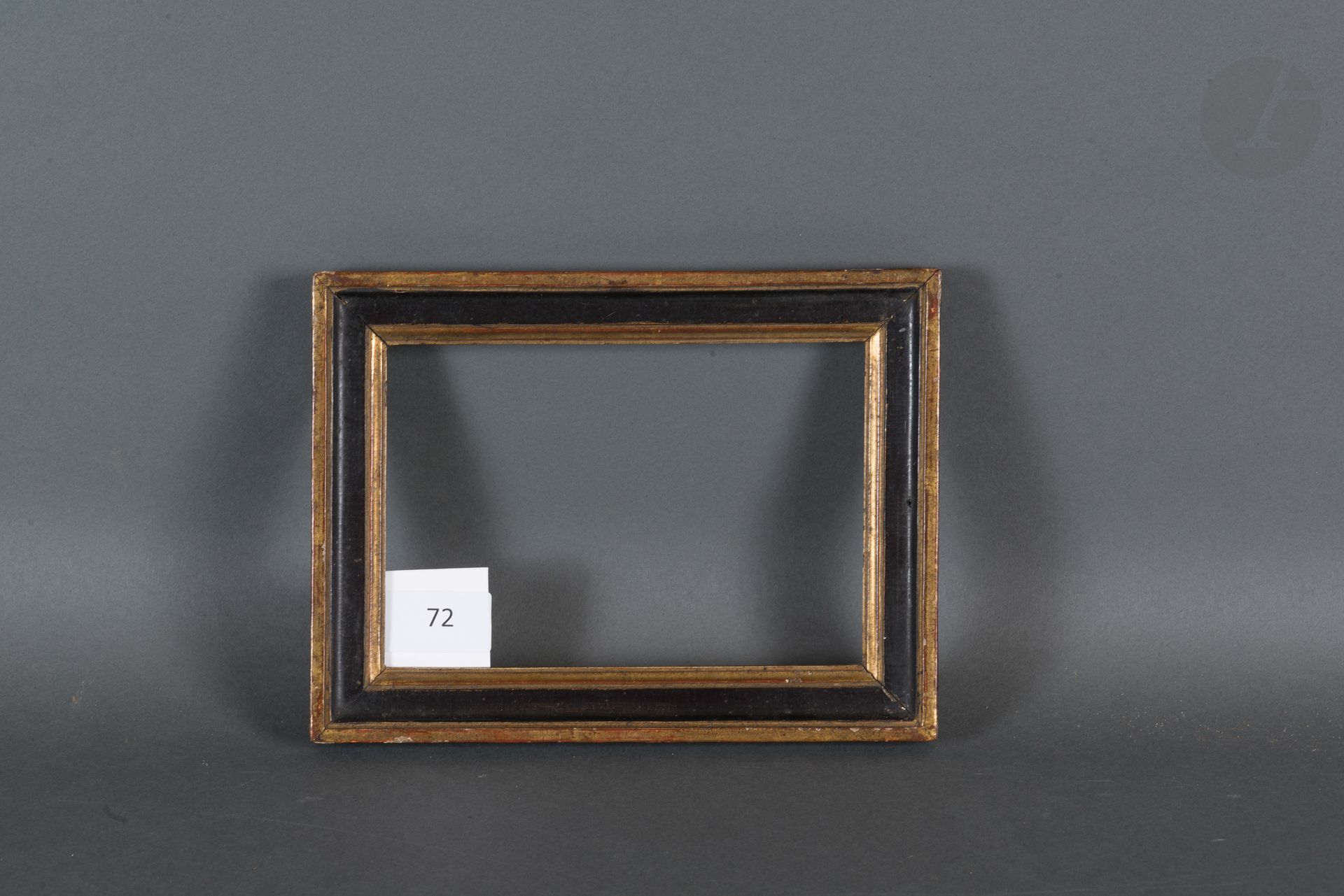 Baguette en bois mouluré noir et or.
Fin du XVIIIe siècle.
11,1 x 16,3 cm - Profil : 2,7 cm (0P)