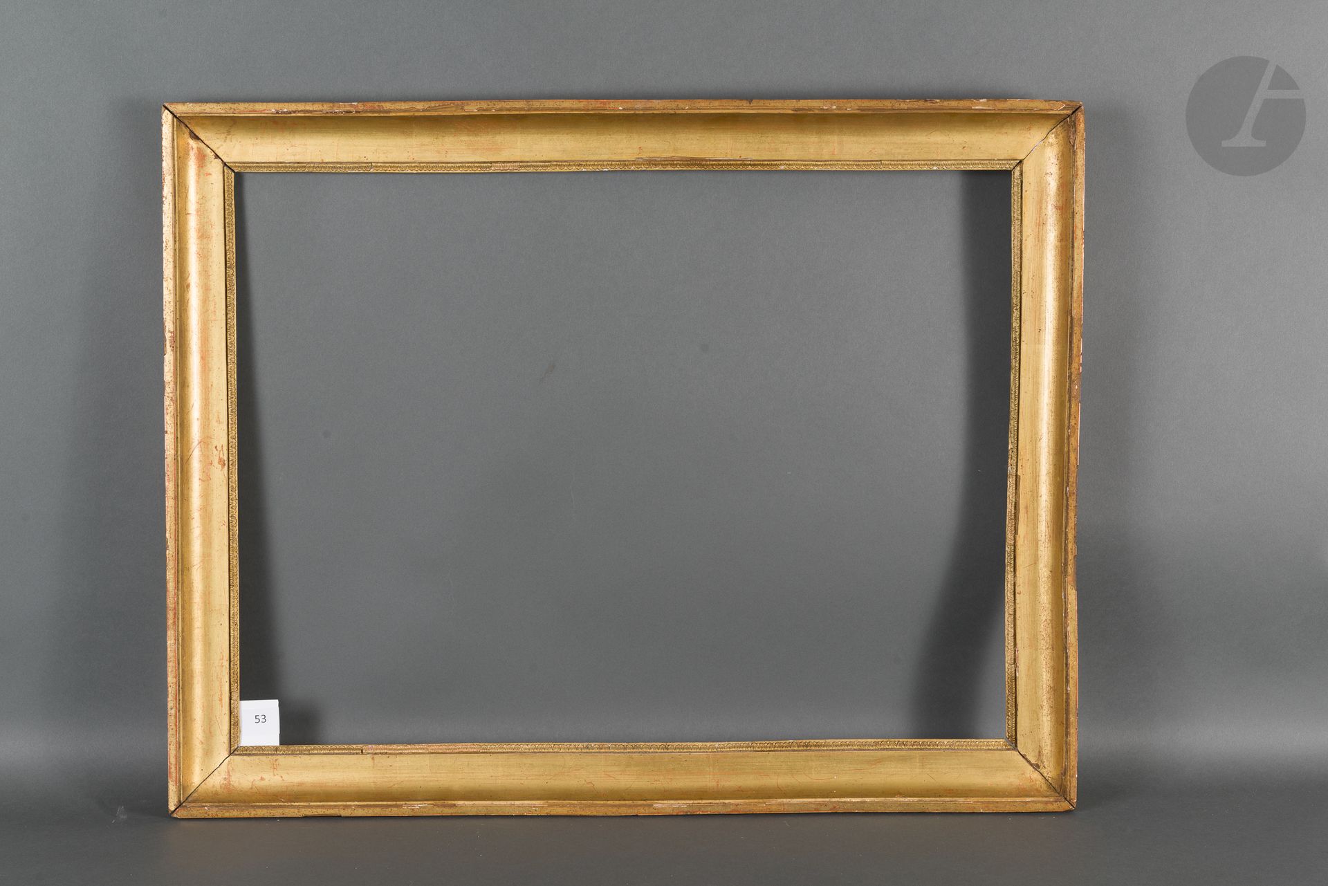 Throat in molded and gilded wood, stuccoed rais-de-coeur at the sight.
Beginning of the 19th century (accidents and restorations).
46,2 x 62,3 cm - Profile : 5,1 cm

