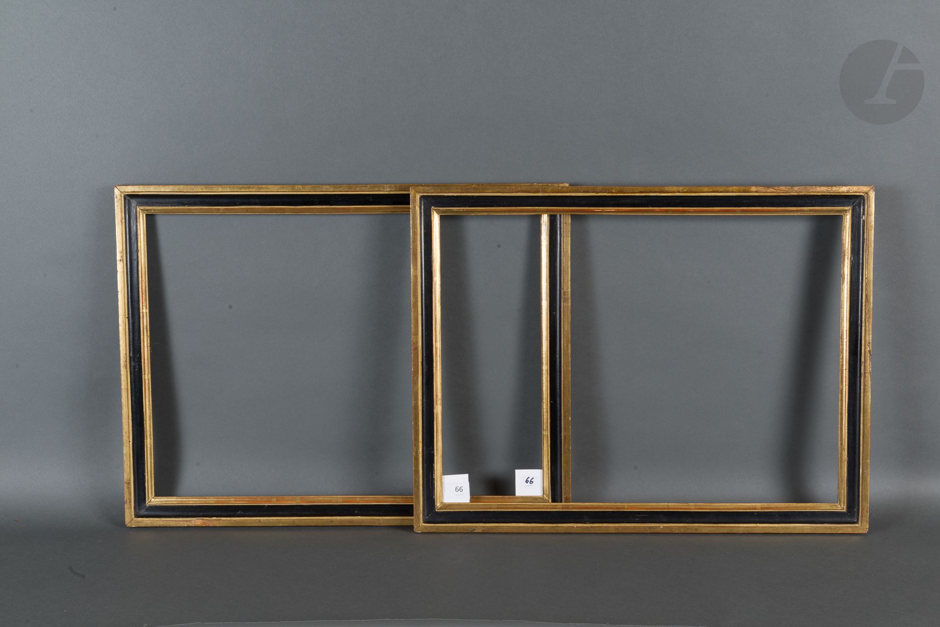 Paire de baguettes en bois mouluré noir et or. Époque Louis XVI (accidents notamment sur les listels).
35,4 x 48,4 cm et 35,2 x 48,3 cm - Profil : 3,5 cm