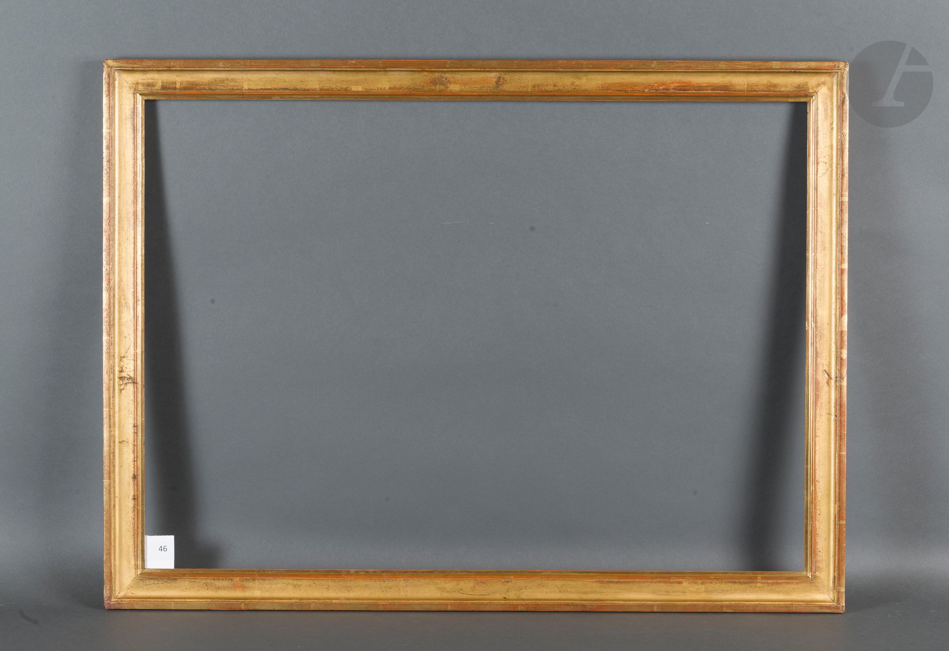 Baguette en bois mouluré et doré.
Fin du XVIIIe siècle - début du XIXe siècle (restaurations).
53,2 x 74,7 cm - Profil : 4,5 cm
