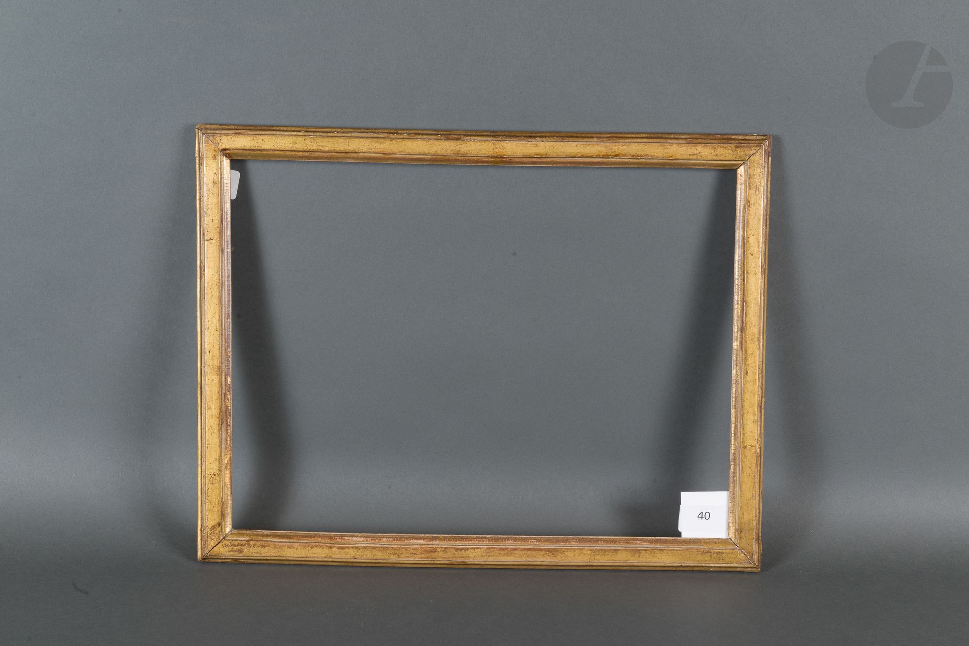 Baguette plate en bois mouluré et doré.
Époque Louis XVI (petits éclats).
28,7 x 38,6 cm - Profil : 2,5 cm