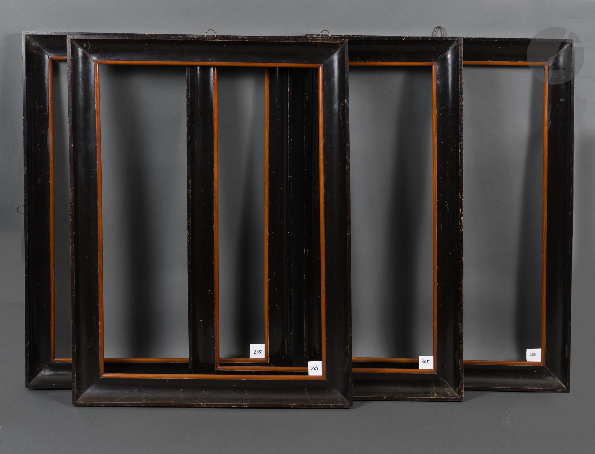 Suite de quatre gorges en bois fruitier noirci, vue en bois naturel.
Italie, début du XIXe siècle (piqûres).
50,8 x 73,2 cm, 51 x 73,3 cm, 50,8 x 73,4 cm et 50,6 x 73 cm - Profil : 7 cm