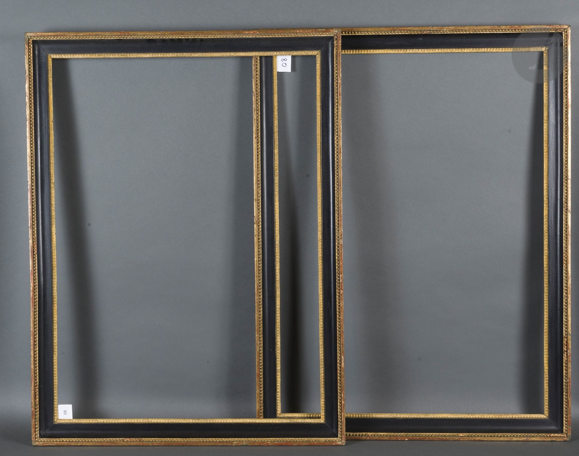 Paire de gorges en chêne mouluré et stuc noir et or à décor de perles et rais-de-cœur. Fin du XVIIIe siècle (usures et restaurations).
57,6 x 78,5 cm et 57,5 x 78,4 cm - Profil : 5,5 cm (25P)