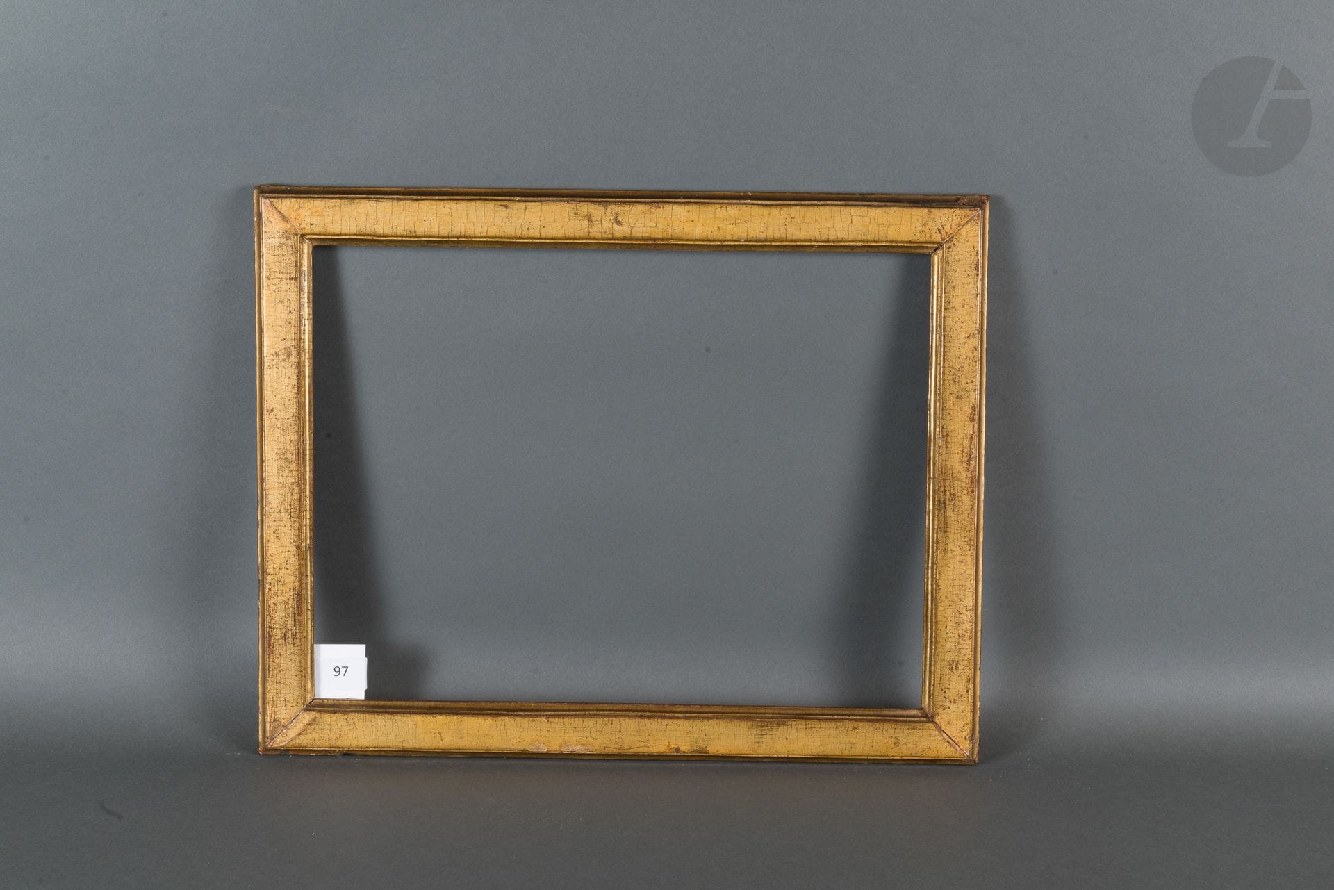 Baguette plate en bois mouluré et doré.
Époque Louis XVI (petits accidents).
29,5 x 39,1 cm - Profil : 3,6 cm
