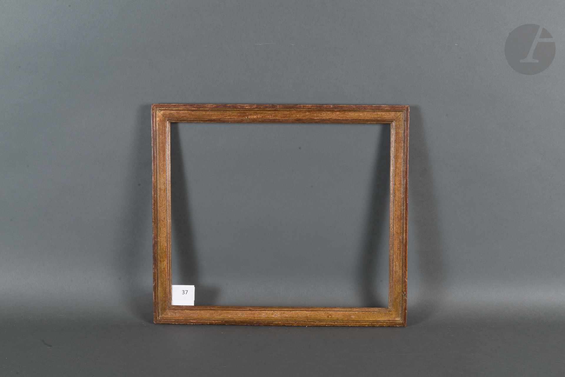 Baguette en bois mouluré et doré.
Époque Louis XVI (usures).
28,7 x 33,8 cm - Profil : 2,8 cm