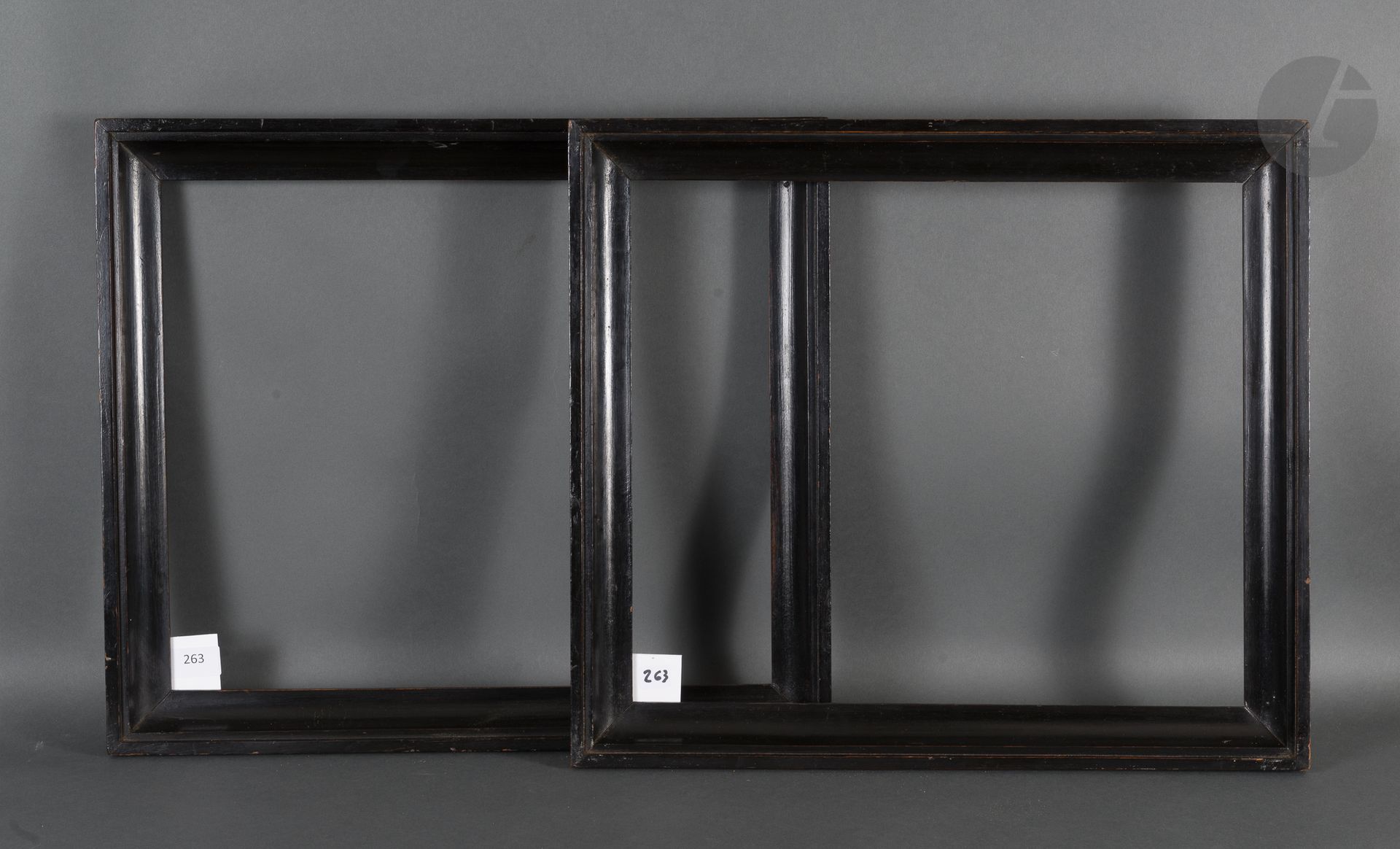 Pair of molded and blackened wood throats.
Italy, early 19th century.
35.8 x 42.5 cm and 36 x 42.1 cm - Profile : 4 cm

