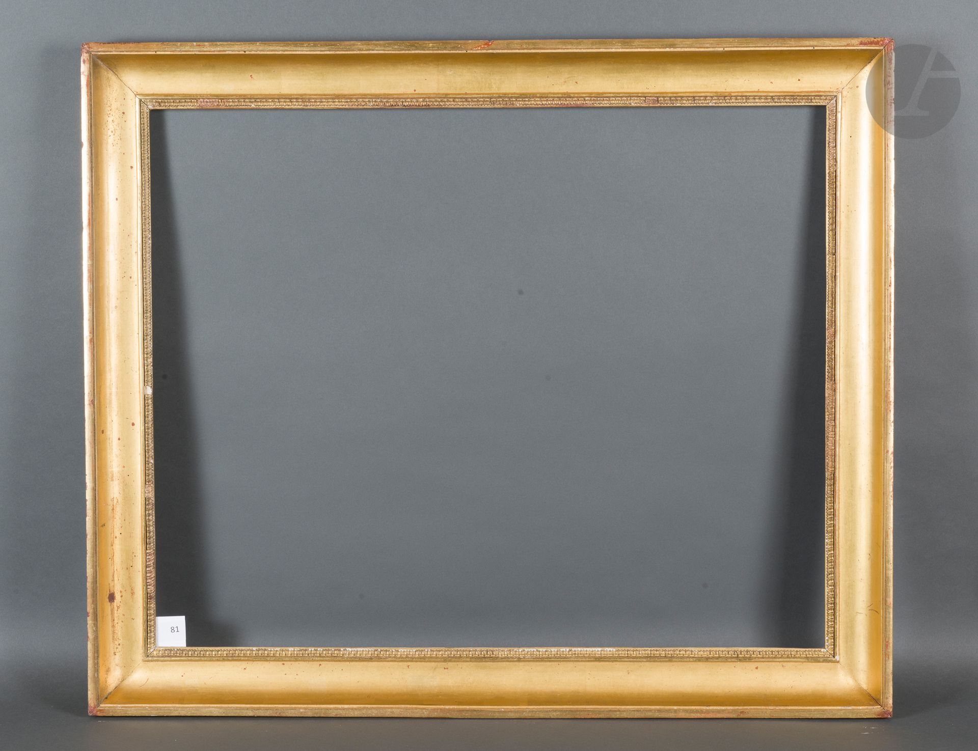 Gorge en bois mouluré et doré, rais-de-cœur en stuc à la vue. Début du XIXe siècle.
58,2 x 72,3 cm - Profil : 6,8 cm (20F)
