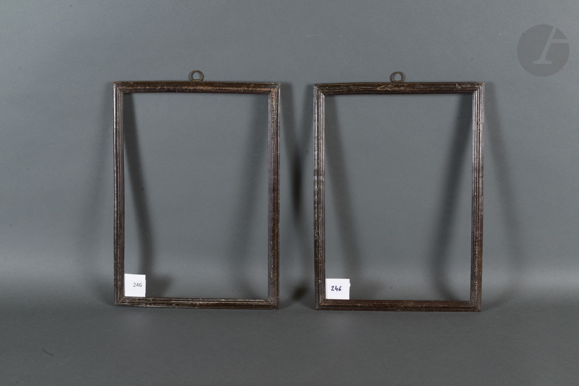 Pair of molded and blackened wood chopsticks. Holland, 18th century.
23.3 x 32.8 cm and 23.1 x 32.7 cm - Profile : 2 cm (4F
)


