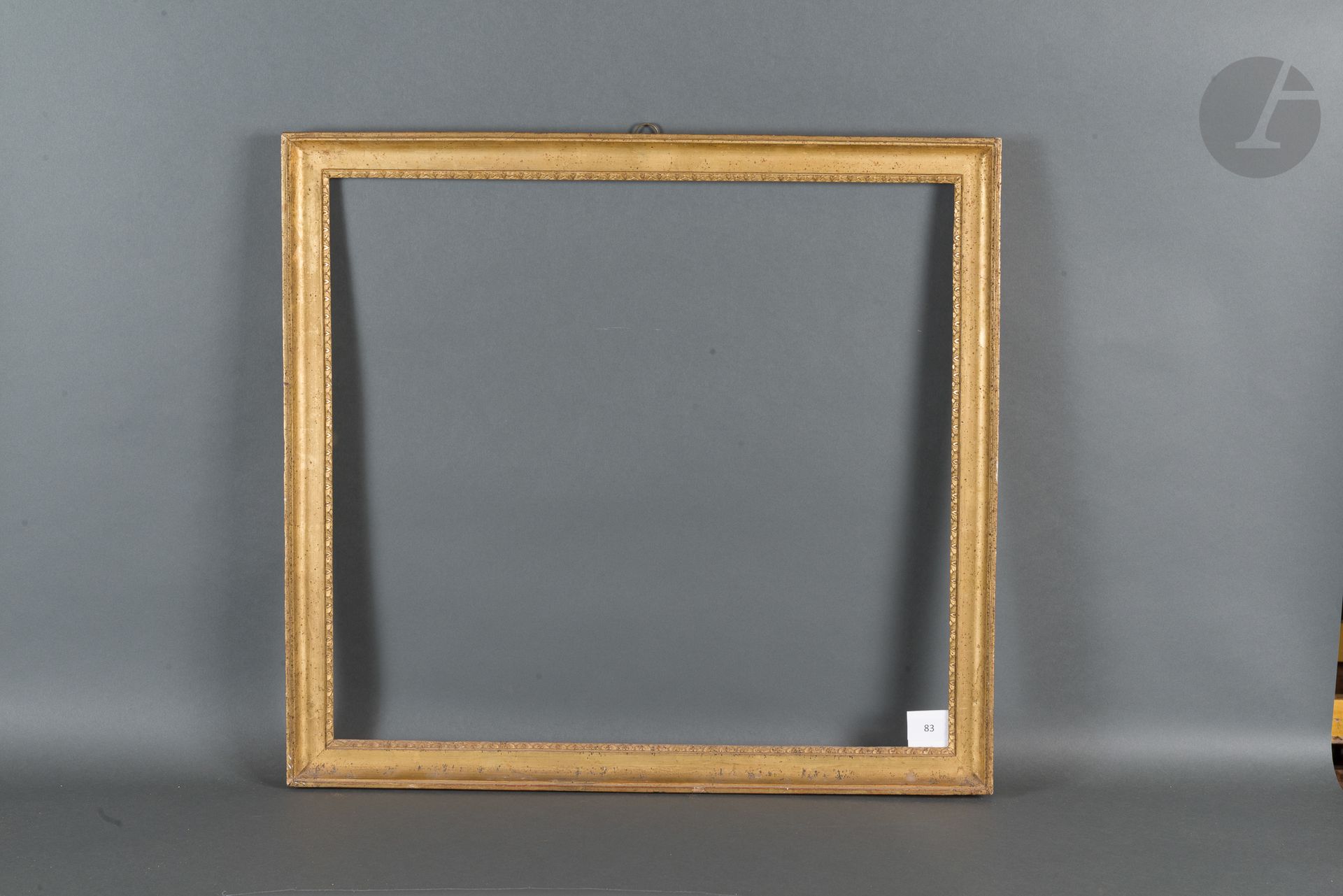 Gorge en bois mouluré et doré, rais-de-cœur en stuc à la vue. Début du XIXe siècle.
52,9 x 58,2 cm - Profil : 4 cm