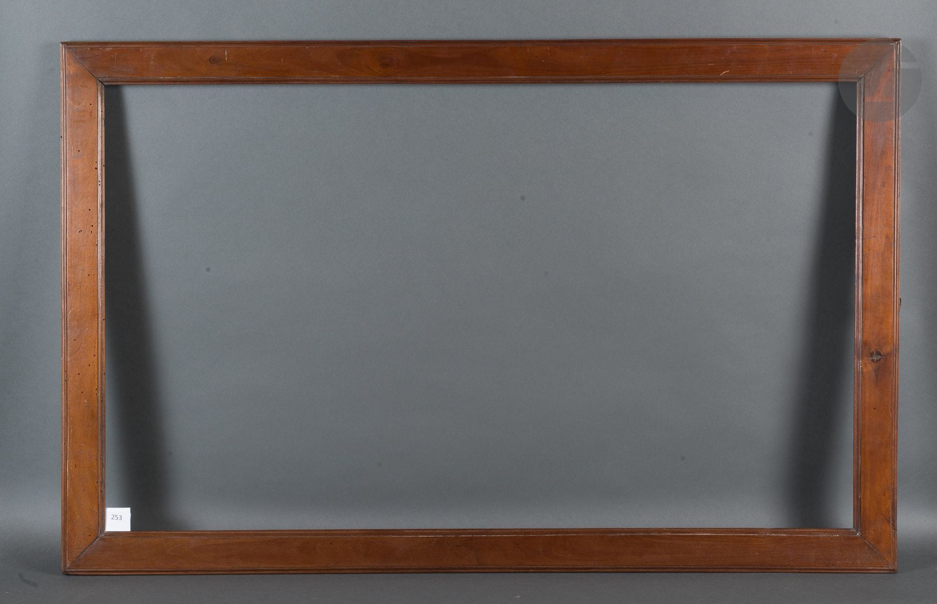 Baguette plate en acajou mouluré.
Italie, début du XIXe siècle.
58,7 x 98,7 cm - Profil : 5,8 cm