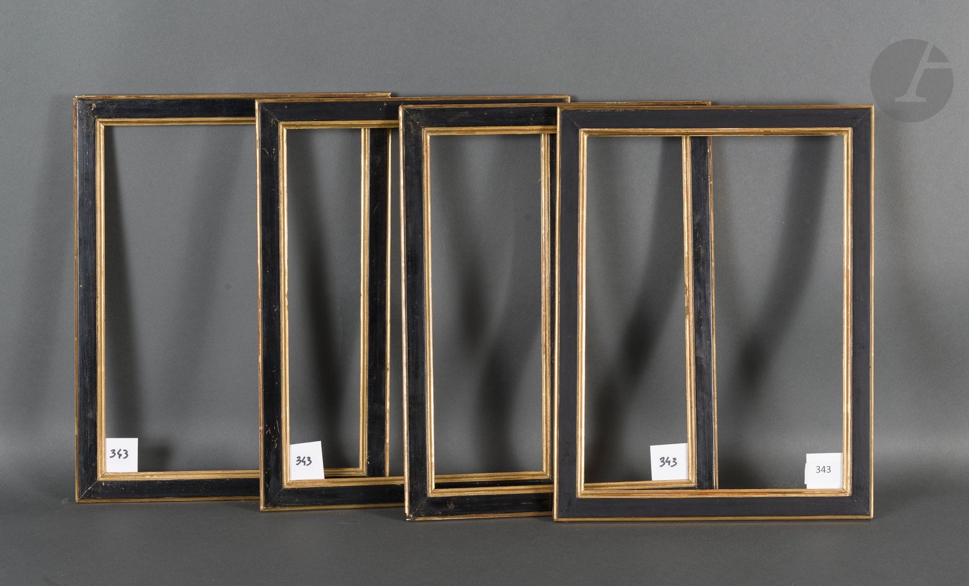 Suite de quatre baguettes plates en bois mouluré et stuc noir et or.
Époque Louis-Philippe (petits accidents).
24,5 x 33,7 cm et 24,6 x 33,8 cm - Profil : 2,6 cm (5F)