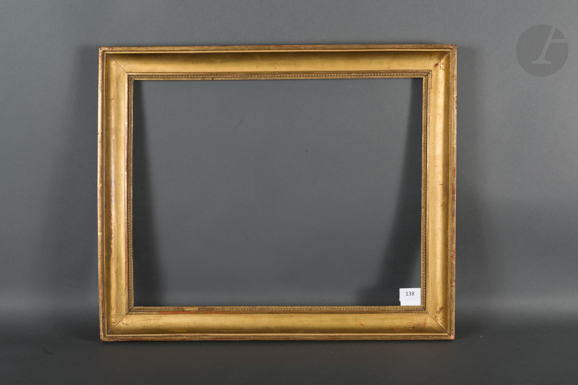 Gorge en bois mouluré et doré, rais-de-cœur en stuc à la vue. Début du XXe siècle.
37,8 x 47,8 cm - Profil : 5,2 cm