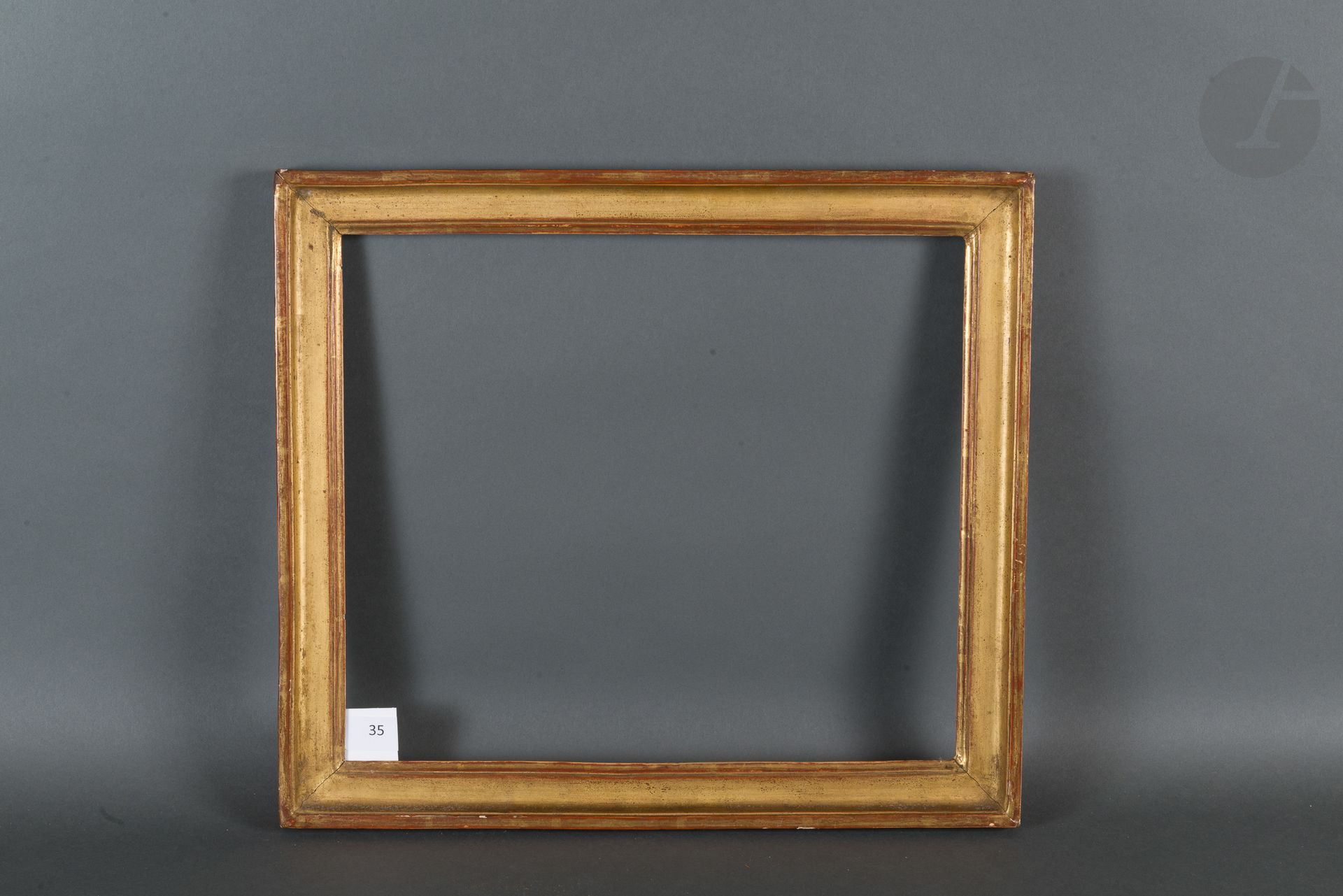 Gorge en bois mouluré et doré.
Époque Louis XVI (usures).
32,3 x 37,5 cm - Profil : 3,9 cm