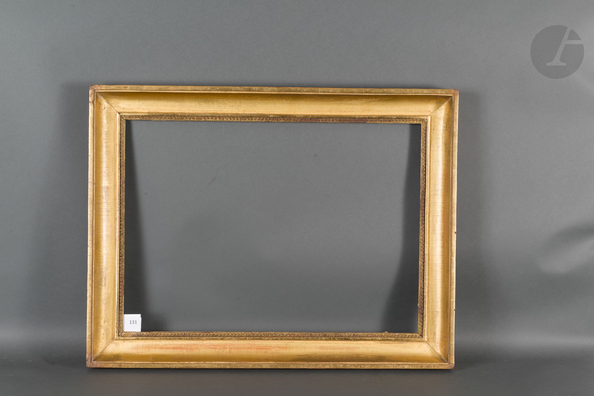 Moulded and gilded wood throat with stuccoed rais-de-coeur. Beginning of the XIXth century.
40,5 x 56,5 cm - Profile : 7 cm
