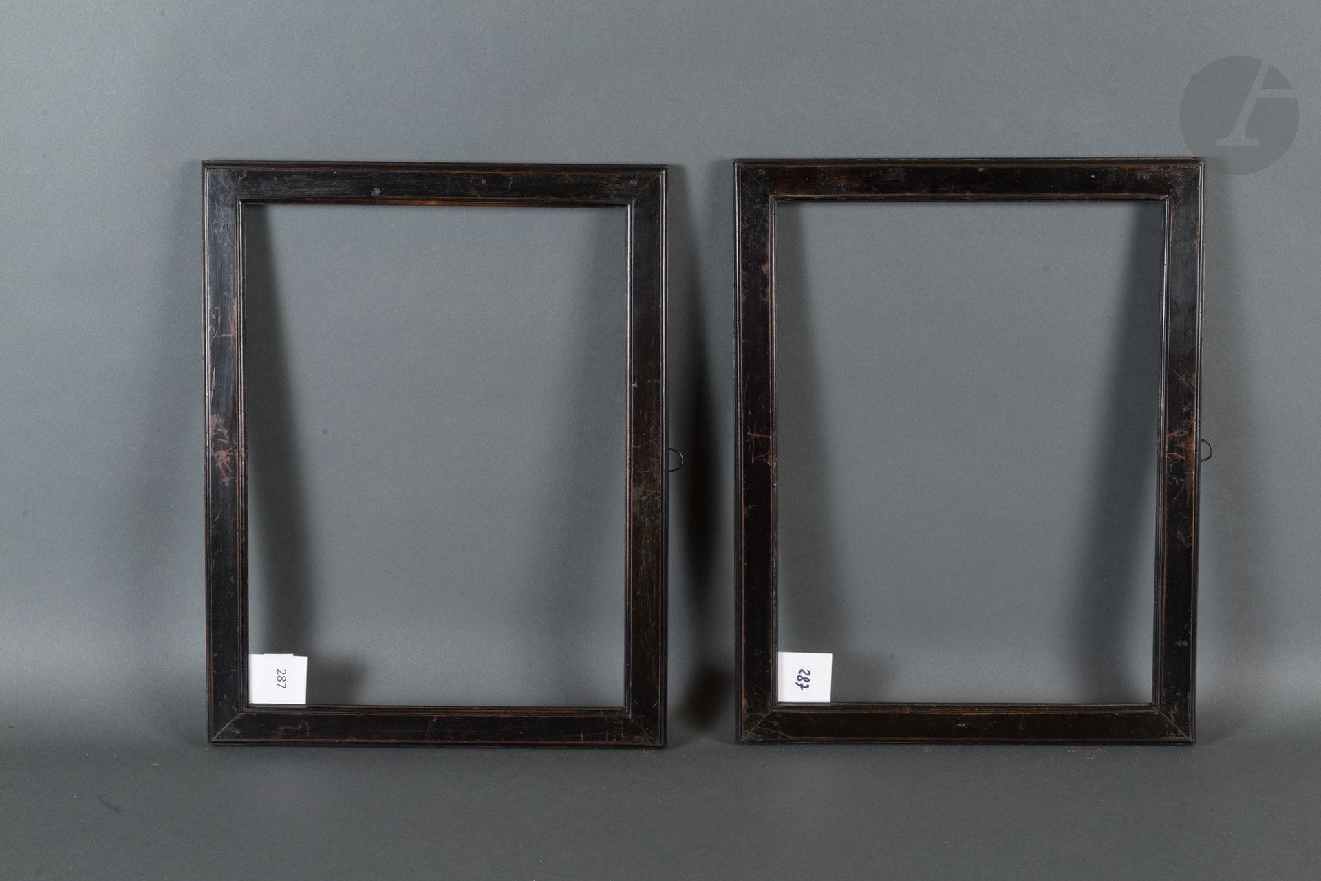 Throat in molded and blackened fruitwood.
Italy, early 19th century.
26.7 x 39.3 cm - Profile: 3.6 cm (6P)

