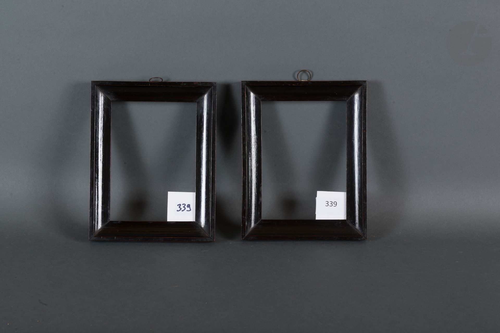 Paire de gorges en bois fruitier mouluré et noirci.
Italie, début du XIXe siècle.
10,4 x 14,7 cm - Profil : 2,5 cm