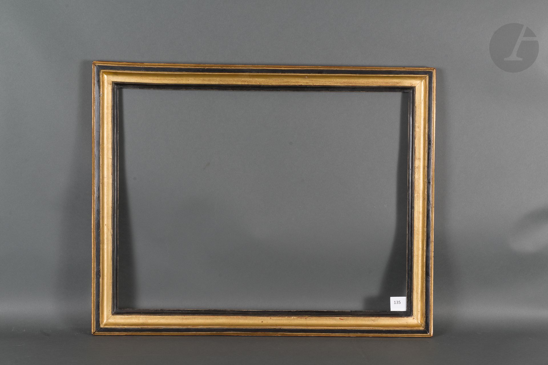 Baguette en chêne mouluré noir et or.
Époque Louis XVI (restaurations).
45,8 x 60 cm - Profil : 5 cm
