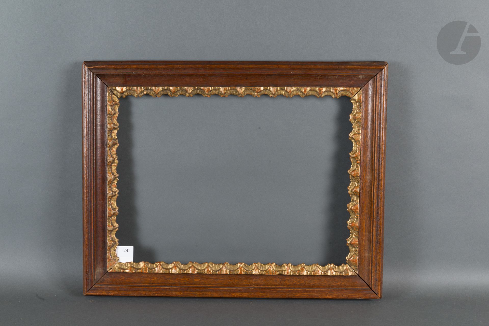 Molded and stained wood frame, carved and gilded wood view. Austria, 18th century (modified in its dimensions).
35,5 x 48,5 cm - Profile : 7 cm

