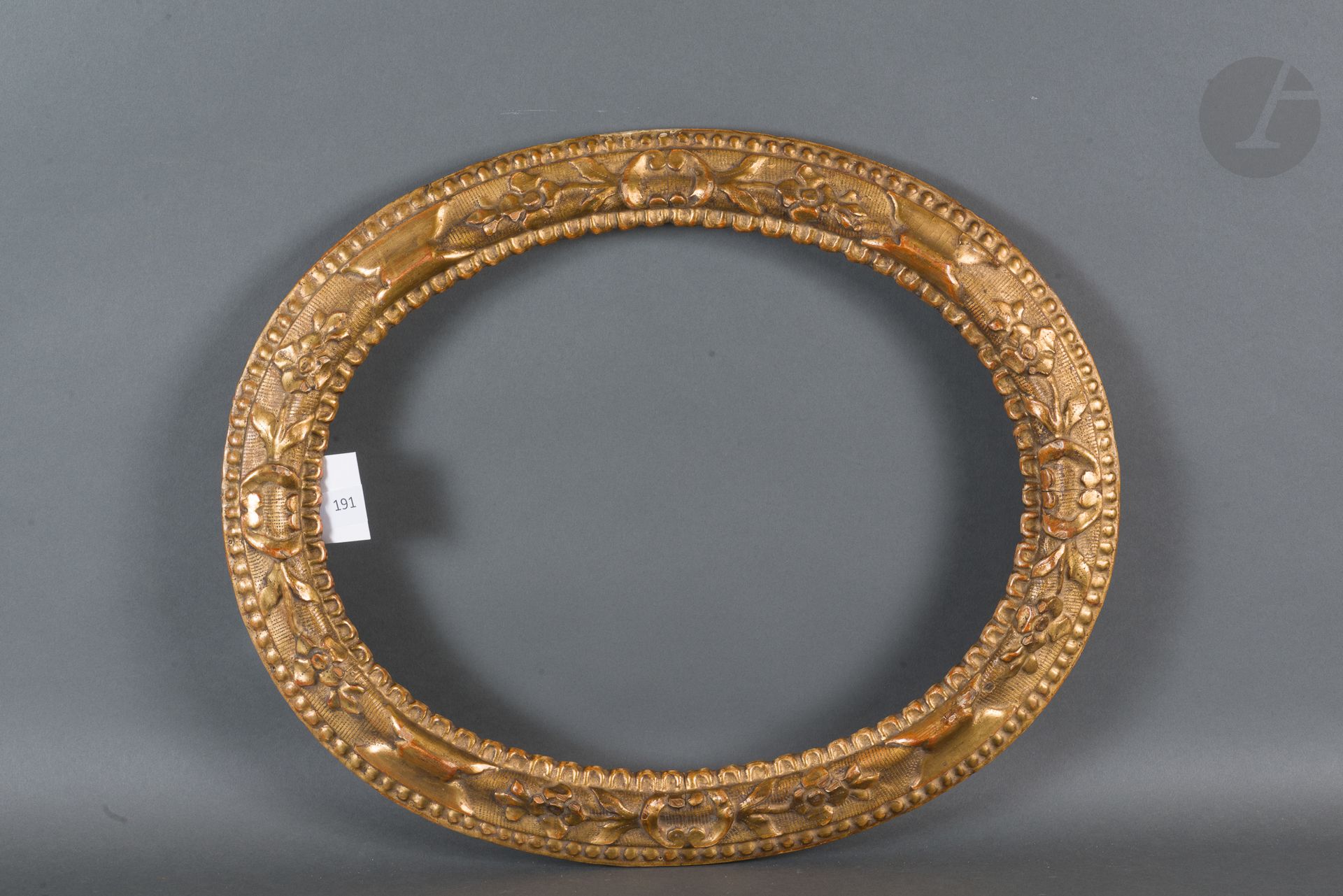 Oval frame in carved and gilded wood called Canaletto. Venice, XVIIIth century.
31,2 x 40 cm - Profile : 6 cm
