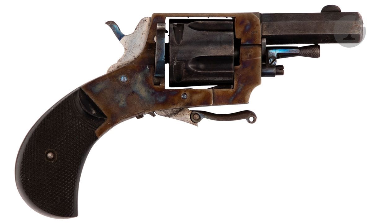 Revolver type Bull-Dog, five shots, calibre 320. 


Barrel with sides. Hollow cylinder. Folding trigger. Plates of stick out of squared ebony.


B.E. Blued and blazed finish.


In a leather case.


