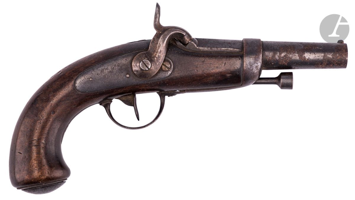 Pistolet d’officier de gendarmerie modèle 1836. 


Canon rond à pans au tonnerre. Platine gravée « Mre Rle de Maubeuge ». Garnitures et baguette en fer. Crosse en noyer. 


A.B.E. (traces d’oxydation).