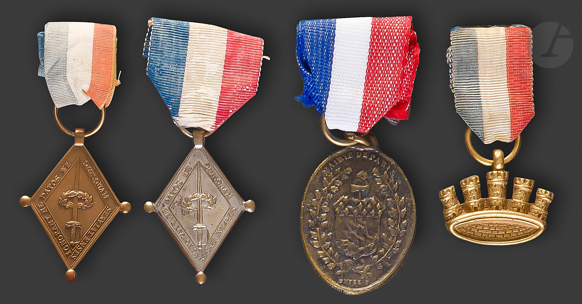 FRANCE


- Médaille des gardes françaises vainqueurs de la Bastille. 


Refrappe en laiton argenté. Ruban tricolore. 35 x 25 mm 


T.B.


- Médaillon en laiton de la conservation du Trésor de la Ville de Paris (1789) En laiton.


Refrappe moderne. 36 x 26 mm 


- Couronne mural de vainqueur de la Bastille. En laiton doré. Refrappe moderne. 20 x 25 mm 


- Médaille des gardes françaises vainqueurs de la Bastille. En bronze. Refrappe. 36 x 25 mm 


Rubans tricolores. 


T.T.B.