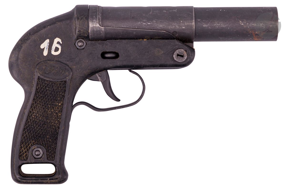 AUTRICHE


LP 57.


Pistolet signaleur autrichien de 26,5 mm Carcasse-poignée en matière plastique noir, canon formé d’un tube fretté, basculant vers le bas.


Fabrication Wiener Heereswaffen Fertigung à Vienne (17 000 exemplaires).


T.B.E.


Longueur : 23 cm - Poids : 730 g