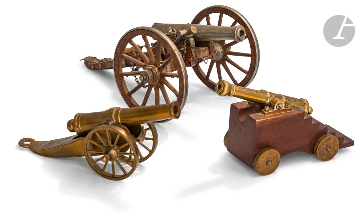 Three models of cannon: 


- In brass. Length : 26 cm


- In zamac. Length : 36 cm


- In brass and wood. Length : 27 cm


