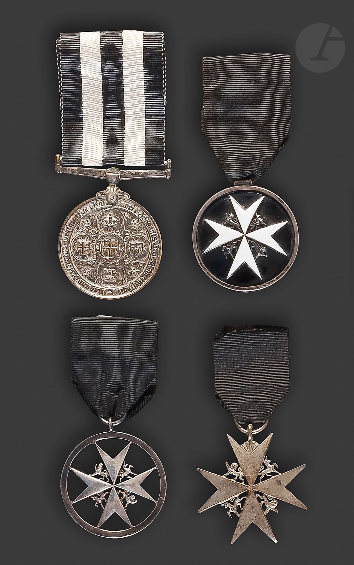 GRANDE BRETAGNE 


VENERABLE ORDRE DE L’HOPITAL DE SAINT-JEAN DE JERUSALEM


Trois insignes de l’ordre et une médaille : 


- Une de « serving brother », en argent, à fond émaillé noir orné d’une croix émaillée blanche (petits éclats). 38 mm - Poids brut : 32 g


- Une ronde, ajourée à la croix, en métal argenté. 38 mm 


- Une en métal argenté. 39 mm 


Rubans.


T.T.B.


- Médaille de service attribuée à « N.Z. 428 S. NEIL », en métal argenté, attribuée sur la tranche. Ruban. 


35 mm