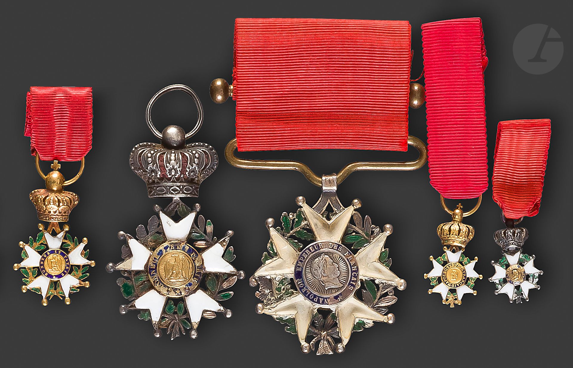 FRANCE 


ORDRE DE LA LÉGION D’HONNEUR, institué en 1802


Ensemble comprenant : 


- Une étoile composite dans le goût du second Empire en argent et émail. Branches peintes. Ruban. Dans l’état. 35 mm - Poids brut : 15 g


- Une étoile de chevalier d’époque Présidence. Centres en or. Le profil de Napoléon remplacé par un trophée d’armes.


Dans l’état. 49 x 29 mm - Poids brut : 9 g


- Étoile de chevalier d’époque second empire en miniature. Argent, or et émail (petit éclat à la légende).


T.B. 20 x 12 mm - Poids brut : 1 g


- Étoile d’officier en réduction d’époque Présidence. En or et émail (éclats aux branches). Ruban. 


T.B. 31 x 16 mm - Poids brut : 3 g


- Étoile d’officier en miniature d’époque second Empire. En or et émail (petits éclats et restauration à une branche). Poinçon tête d’aigle. Ruban postérieur. 


T.B. 22 x 12 mm - Poids brut : 1 g