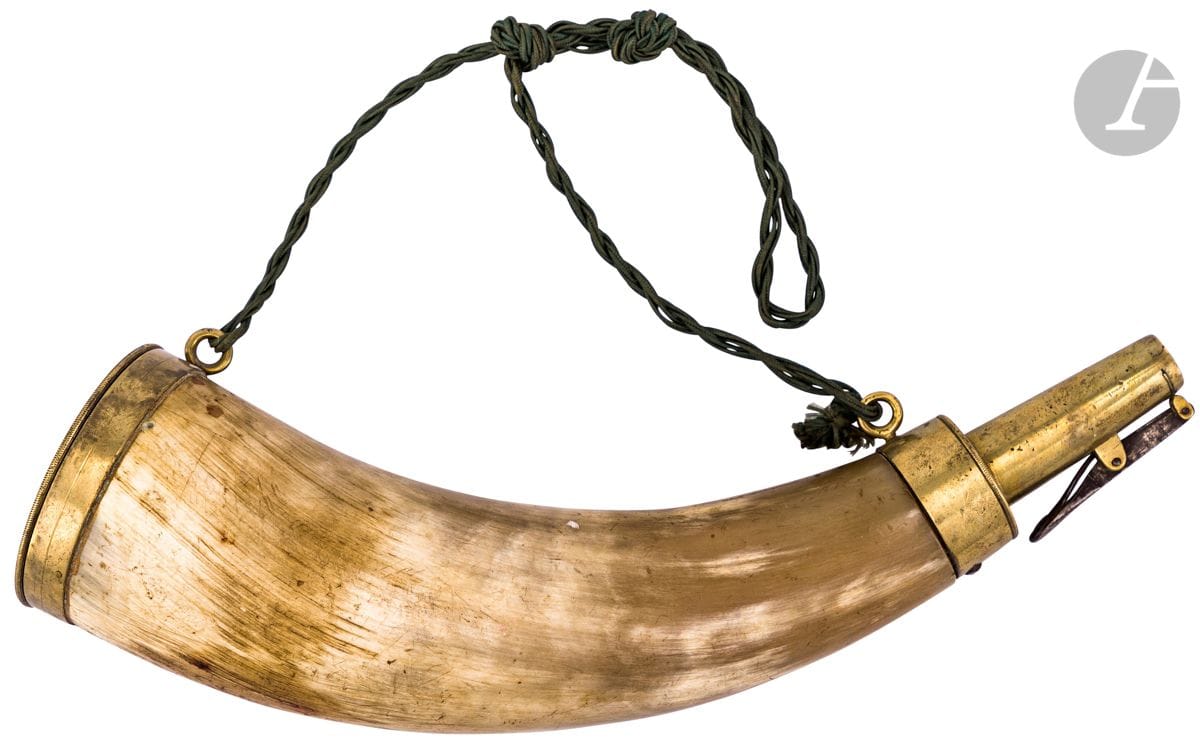 Powder flask in blond horn with two rings of suspension. 


Bottom and measuring spout in brass.


B.E. middle of the XIXth century.

