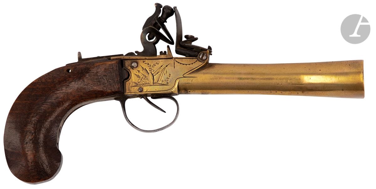 Marine flintlock pistol. 


Round barrel, with duckbill mouth, in bronze. Chest engraved with trophies of weapons. Safety on the back of the hammer. 


Walnut stock.


E.M. (mechanical accident, given in wood formerly). Circa 1810.


