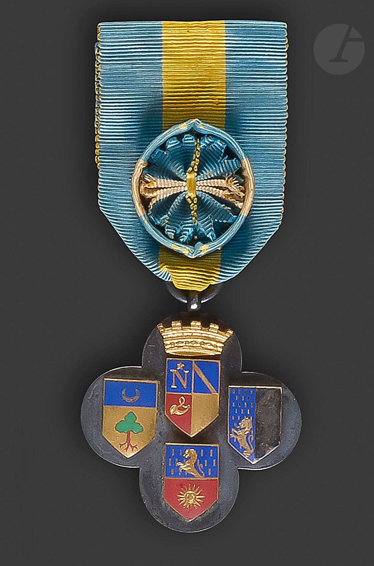 FRANCE


Rare médaille de la société de tir du Jura, crée en 1867


En métal argenté, aux blasons émaillés des villes Dole, Saint-Claude, Poligny et Lons le Saunier (armoiries d’époque Empire).


Ruban ancien à rosette.


T.T.B. Époque Second Empire.