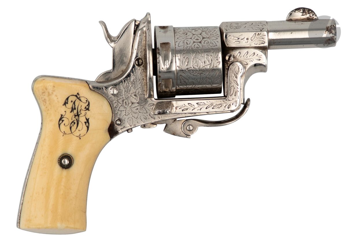 Petit revolver Galand, six coups, calibre 5,5 mm 


Canon rond à pans au tonnerre frappé « GALAND FABt ». Carcasse à canon basculant, barillet et bride de crosse gravé de feuillages. Plaquettes de crosse en ivoire monogrammées « PG » et « JG ».


Finition nickelée.


B.E. Avec son étui porte-monnaie en cuir.