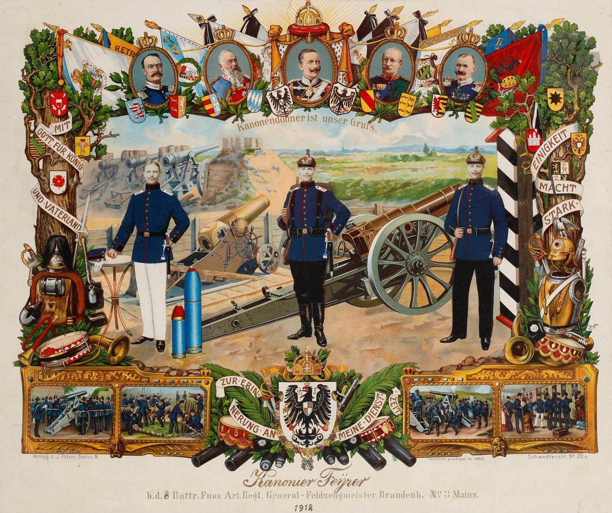 Deux souvenirs du Canonnier FEŸRER de la 8e batterie du Fus Art Rgt n° 3 (régiment d’artillerie à pied de campagne) « General Feldzeugmeister », 1er régiment Brandebourgeois.


- Gravure en couleurs avec photographies du réserviste, datée à la plume 1912.


48 x 58 cm Encadré sous verre.


- Importante photo des effectifs de la 8e batterie du régiment, en uniforme, avec pipes, gourdes, chopes, cannes de réserviste.


Daté 1910-1912. WIel Sohn à Mainz. Encadrement gravé.


Le réserviste Feyrer est à gauche, à côté d’un tonneau marqué « Hoche Lebe die Reserve 1910-1912 ».


45 x 56 cm


Encadré sous verre.