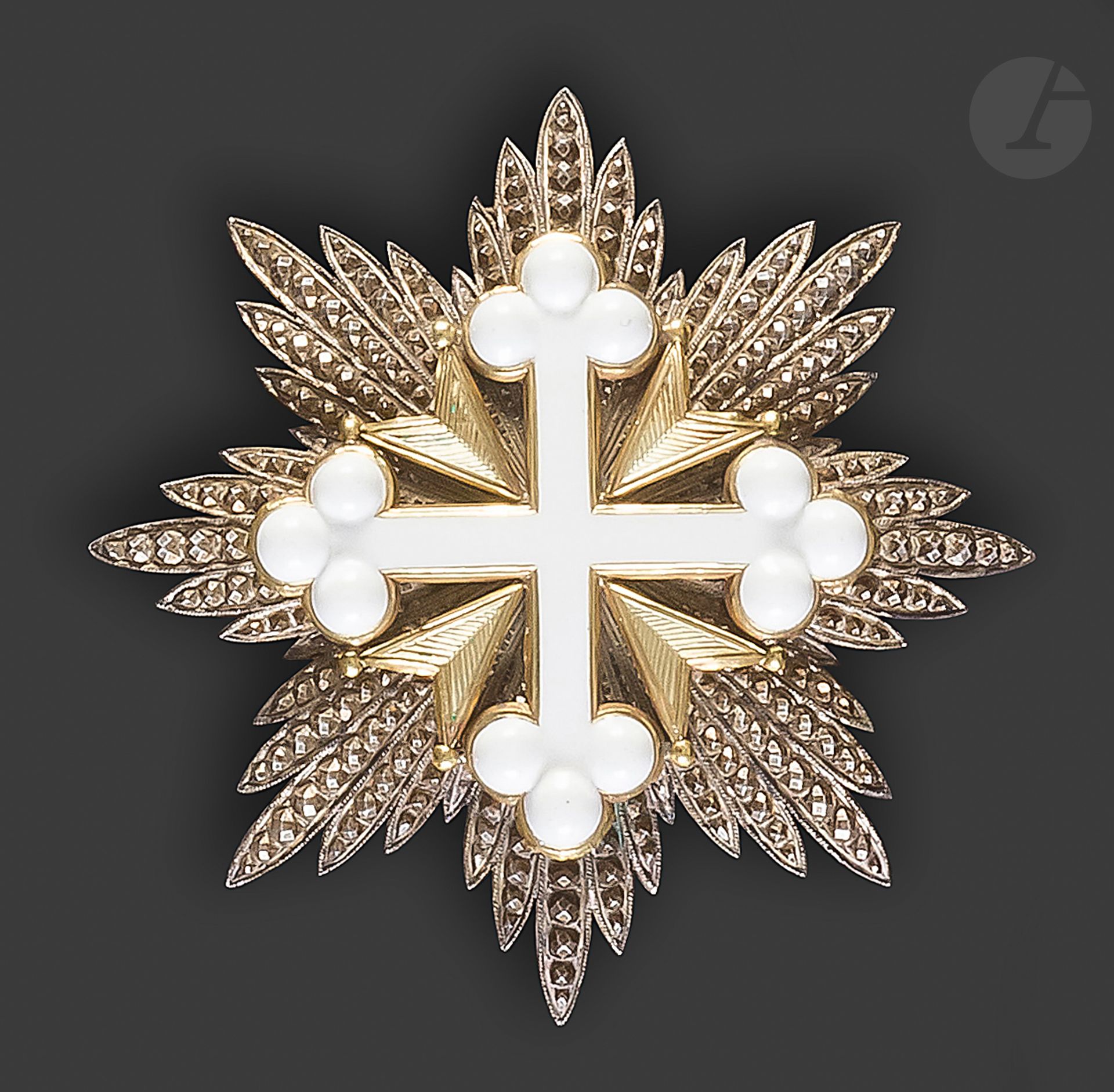 ITALIE


Ordre de Saint Maurice et Lazare.


Plaque de grand-croix en argent, or et émail (manques à l’émail vert de trois branches).


Revers à deux crochet et attache basculante. Marque du fabriquant CRAVANZOLA 


Diamètre : 90 mm - Poids brut : 60 g


T.B.