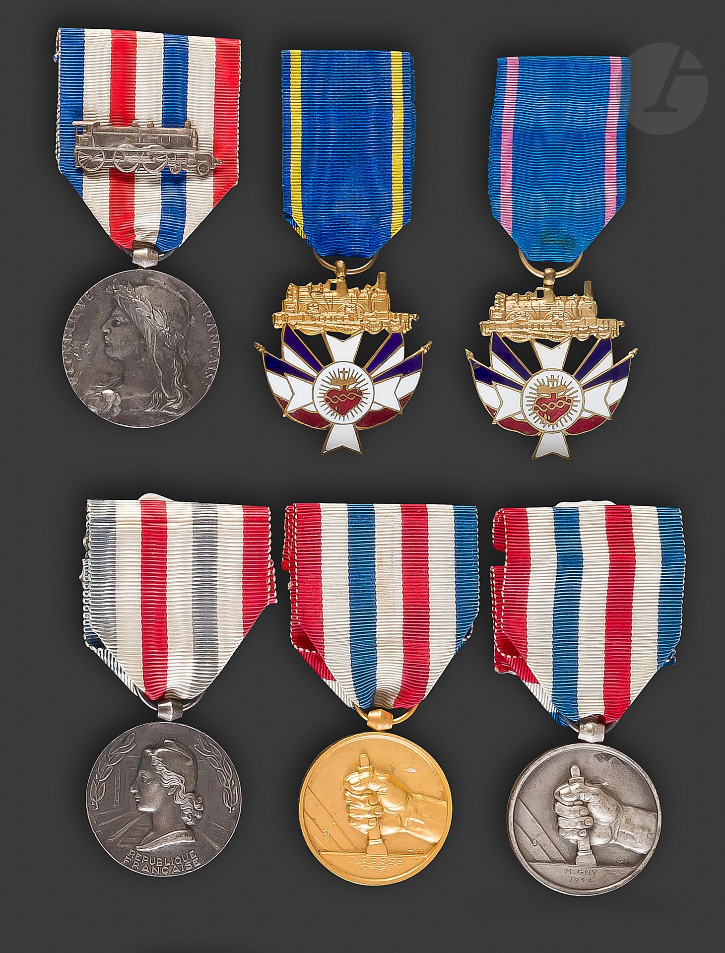 FRANCE 


MÉDAILLE D’HONNEUR DES CHEMINS DE FER


Quatre médailles :


- Un modèle 1913-1939, niveau argent, en bronze argenté. Attribué (1939).


- Deux modèles 1939-1953, niveau argent et vermeil, en bronze doré et argenté. Attribué (1944 et 1945).


- Un modèle 1953-1977, niveau argent, en bronze argenté. Attribué (1955).


Rubans.


On y joint deux médailles de l’association catholique des cheminots en bronze doré et émail.


SUP