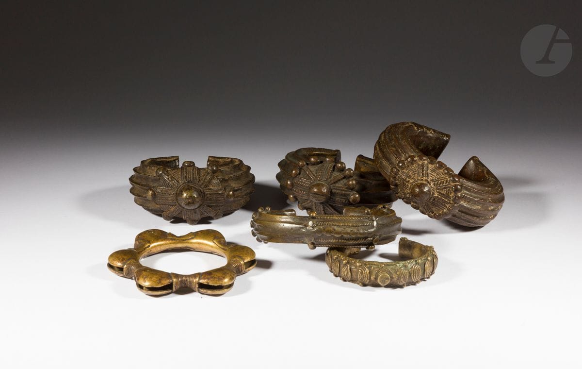 Lot réunissant six bracelets à beaux décors filigranés et dont un à grelots.
Bronze, très belles patines d’usage.
Dan / Guere, Côte d’Ivoire et Libéria.
Hauteur : 12,5 à 8,5 cm