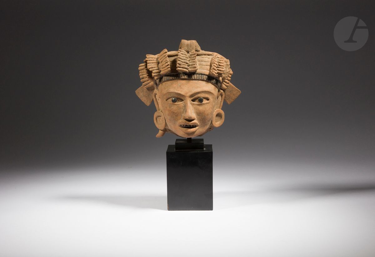 Belle tête portant une coiffe en turban et des ornements d’oreilles, fragment d’un personnage probablement un encensoir
Terre cuite, polychromie de résine noire.
Culture Vera Cruz Remojadas, Mexique 250-650 ap. J.-C.
Hauteur : 17 cm.
(Manques visibles)

Porte un numéro 389.

Provenance :
Acquis en 1956.