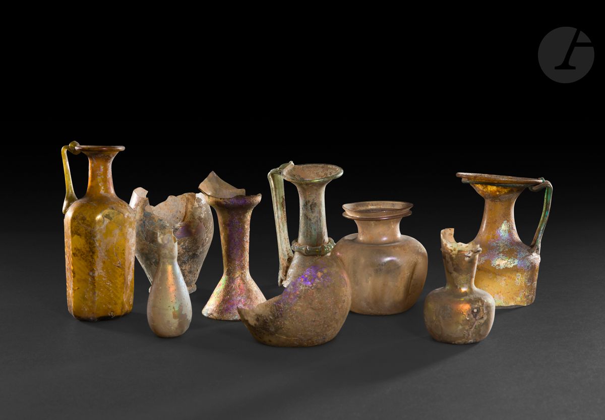 Lot de verres et fragments de verres antiques.
Hauteur max. : 13 cm
(cassures, manques)