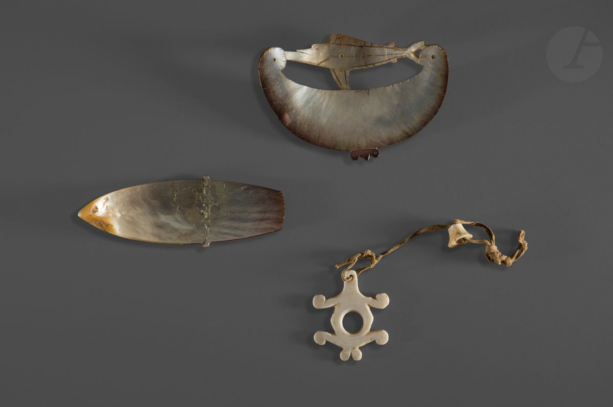 Lot réunissant deux ornements de colliers masculins sculptés en nacre, l’un en forme de marlin et d’oiseaux et l’autre de requin stylisé, ainsi qu’un pendentif en forme de tortue ou de personnage sexué.
Coquillage, nacre, belles patines d’usage.
Iles Salomon.
Hauteur : 11,5 cm 12 cm et 5,5 cm